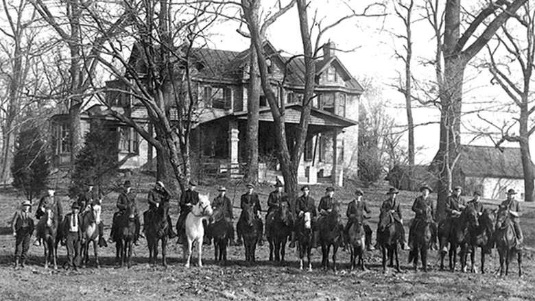 1904年，森林学院的学生骑在马上