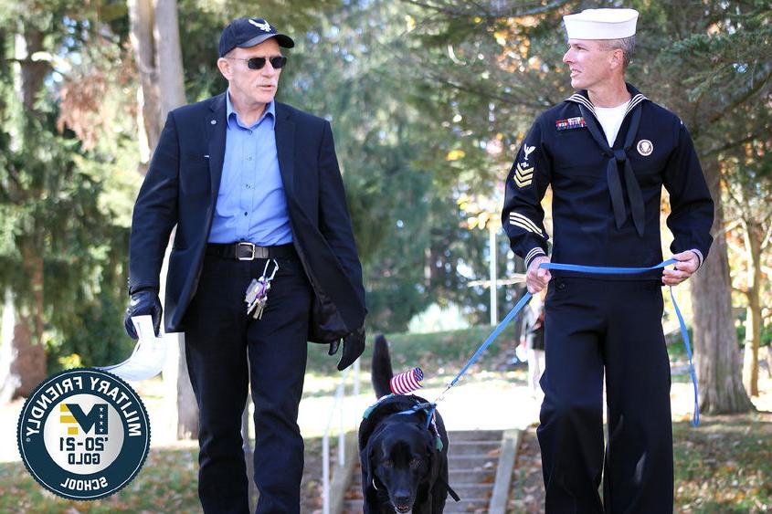 资深学生John Wiesniewski 还有他的服务犬, 板岩, cross campus with a veteran faculty member at 宾州州立大学蒙阿尔托分校.